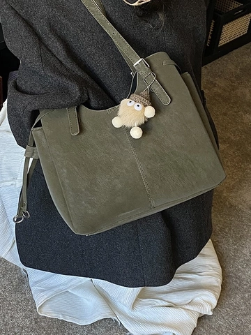 Damen Große Kapazität PU Leder Tragetasche Mit Plüschanhänger Kordelzug Umhängetasche Vintage Pendler Mode Handtasche