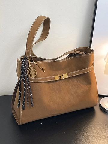 Sac Fourre-tout en PU Daim Mat Grande Capacité Sac à Bandoulière Minimaliste Rétro Avec Boucle en Métal et Pendentif Femme