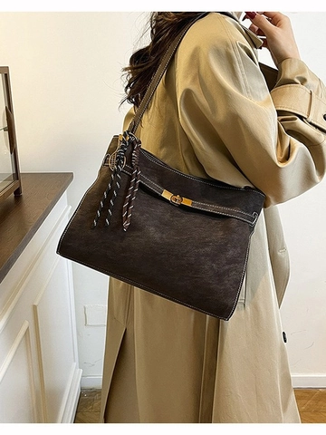 Sac Fourre-tout en PU Daim Mat Grande Capacité Sac à Bandoulière Minimaliste Rétro Avec Boucle en Métal et Pendentif Femme