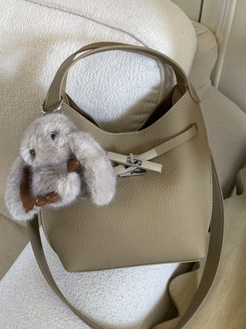 Sac Seau Tendance pour Femme Simili Cuir Litchi Sac en Bandoulière Avec Boucle en Métal Porte-clés Lapin Sac à Épaule Minimaliste