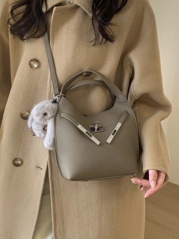 Sac Seau Tendance pour Femme Simili Cuir Litchi Sac en Bandoulière Avec Boucle en Métal Porte-clés Lapin Sac à Épaule Minimaliste