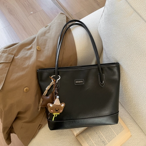 Women Large Capacity PU Leather Tote Bag Minimalist Commuter Shoulder Bag With Bear Charm Vintage Texture Solid Color Handbag