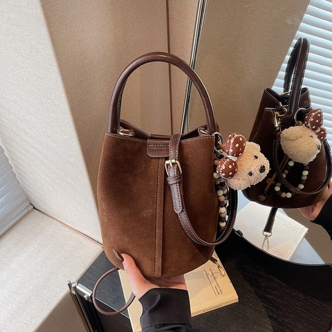 Bolso Cubo De Aspecto De Gamuza Vintage Para Mujer Bolso Bandolera De Moda Con Costuras En Contraste Y Colgante De Oso De Peluche Bolso De Hombro Retro