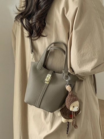 Borsa a Secchiello da Donna Retro in Pelle PU Martellata Minimalista con Chiusura Dorata Tracolla e Ciondolo a Orsetto