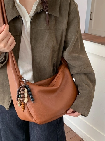 Dames Grote Capaciteit Hobo Tas Vintage Lychee Patroon PU Leer Schoudertas Crossbody Tas Met Kralen Hanger Brede Riem