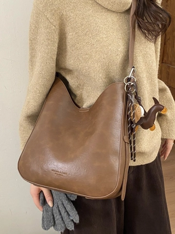 Women Retro PU Leather Shoulder Bag Spacious Bucket Tote With Dachshund Charm Sophisticated Minimalist Hobo Bag With Inner Pouch