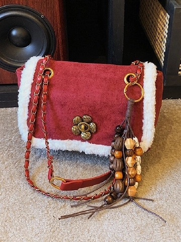 Bolso de Hombro de Gamuza Retro para Mujer con Borde de Peluche Cierre de Flor de Metal y Borla de Cuentas de Madera