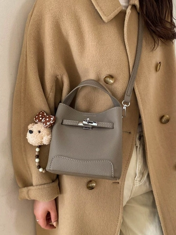Sac Seau pour Femme en Cuir PU à Motif Litchi Sac à Bandoulière Minimaliste Avec Pendentif Ours en Peluche pour le Quotidien