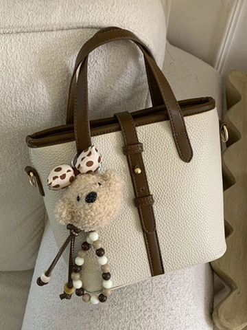 Sac Seau en Cuir PU à Texture de Litchi Rétro pour Femmes Sac à Bandoulière de Navette Minimaliste Avec Bandoulière Réglable Charme d'Ours en Peluche Sac à Main