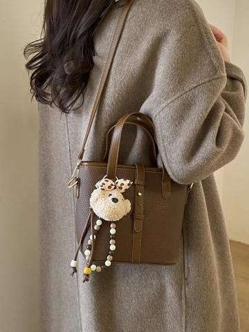 Sac Seau en Cuir PU à Texture de Litchi Rétro pour Femmes Sac à Bandoulière de Navette Minimaliste Avec Bandoulière Réglable Charme d'Ours en Peluche Sac à Main