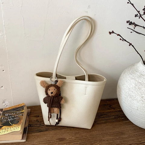 Sac Cabas Femme en Cuir PU Texture Litchi Grande Capacité Minimaliste Rétro Sac à Épaule Avec Pendentif Ours Travail Voyage Navette
