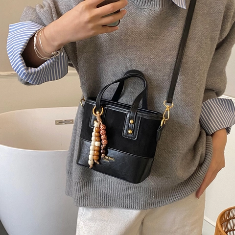 Sac Seau à Bandoulière Vintage pour Femmes Épissage de Cuir PU et Suède Imprimé Léopard Avec Gland en Perles de Bois