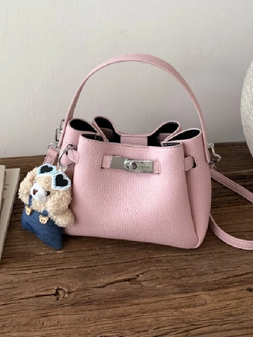 Sac Seau pour Femmes Rétro en Cuir PU Grainé Bandoulière Avec Fermoir Rotatif en Métal et Charm Ours en Peluche