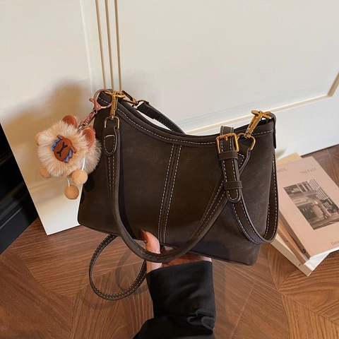 Retro PU Leder Eimer Umhängetasche Mit Kontrastnähten Und Plüsch Anhänger Vintage Schultertasche Für Damen Daily Casual Handtasche