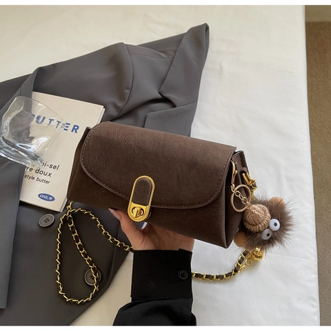 Petit Sac Bandoulière Vintage en Cuir PU pour Femme Forme Oreiller avec Chaîne et Pendentif Monstre en Peluche Sacoche Décontractée