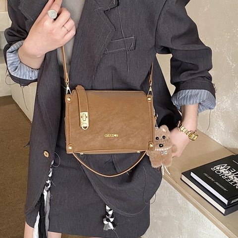 Vintage Damen Umhängetasche aus PU-Leder Kleine Pillow-Schultertasche mit Teddybär-Anhänger