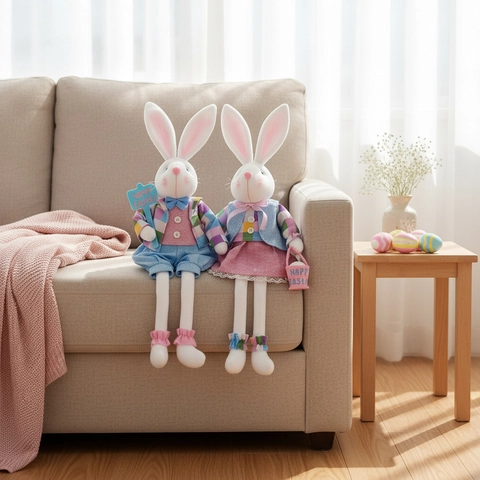 Bambola di Peluche del Coniglietto di Pasqua Con Vestiti Plaid e Cestino del Segno Happy Easter per la Decorazione Desktop della Festa di Casa