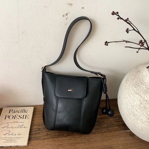 Bolso Bandolera Bombonera de Cuero PU Minimalista para Mujer Solapa Vintage Con Colgante de Bola Elegante Color Sólido