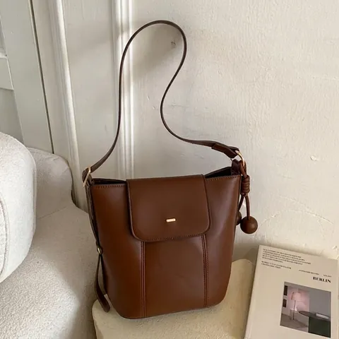 Bolso Bandolera Bombonera de Cuero PU Minimalista para Mujer Solapa Vintage Con Colgante de Bola Elegante Color Sólido
