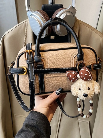 Sac Oreiller Boston pour Femmes en Cuir PU Avec Bordure Contrastée Motif Lychee Sac à Main Avec Pendentif en Peluche Bandoulière