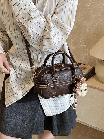 Sac Oreiller Boston pour Femmes en Cuir PU Avec Bordure Contrastée Motif Lychee Sac à Main Avec Pendentif en Peluche Bandoulière