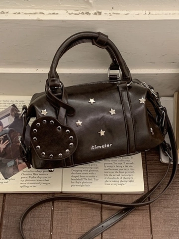 Bolso Boston Vintage para Mujer con Remaches de Estrella Colgante de Corazón Bolso de Mano de Cuero PU Casual Bandoulière