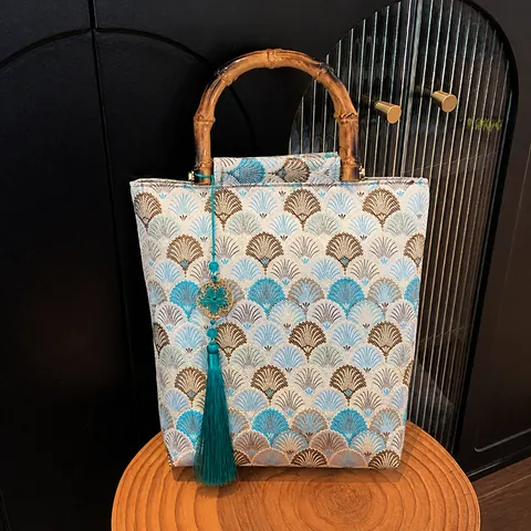 Sac à Main Femme Style Chinois Brodé Avec Poignée en Bambou Retro Jacquard Sac Cabas Elegant Pompon Ethnique Sac Seau