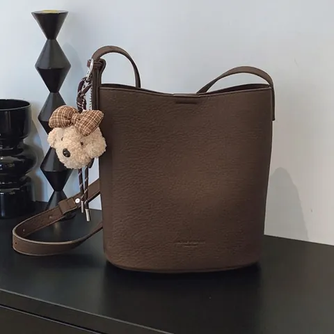 Women Pebbled PU Leather Bucket Bag Large Capacity Retro Crossbody Bag With Plush Bear Pendant Minimalist Shoulder Bag