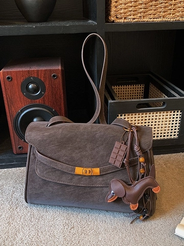 Retro Women PU Leather Tote Bag With Dachshund Charm Fashion Commuting Shoulder Bag Gold Metal Lock Buckle Crossbody Bag
