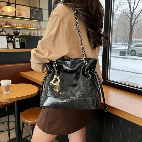 Sac Seau Élégant Matelassé en Cuir PU pour Femme Avec Bandoulière Chaîne Pendentif Lettre D Sac à Épaule pour Fête