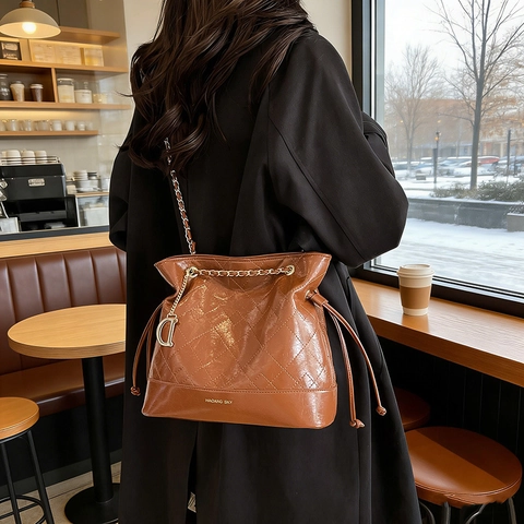 Sac Seau Élégant Matelassé en Cuir PU pour Femme Avec Bandoulière Chaîne Pendentif Lettre D Sac à Épaule pour Fête