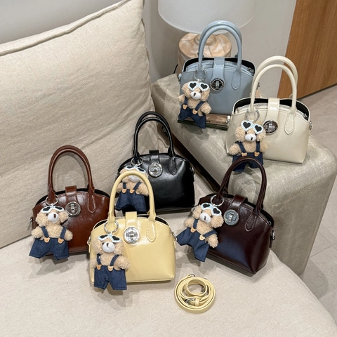 Sac Coquille en Cuir PU Rétro pour Femmes Sac à Main avec Serrure en Métal Et Pochette Intérieure Sac à Bandoulière avec Pendentif Ours en Peluche
