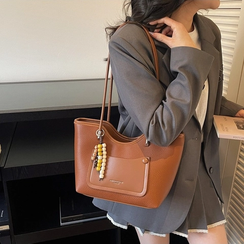 Grand Sac en Cuir PU Patchwork Rétro pour Femmes Capacité Élevée Sac à Épaule Trajet Avec Charme de Perle Texture Litchi