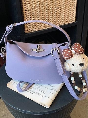 Sac à Épaule Demi-Lune en Cuir PU pour Femme Avec Pendentif en Peluche Sac Bandoulière Minimaliste pour le Quotidien