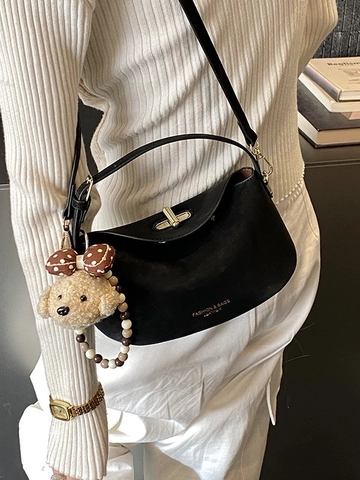 Sac à Épaule Demi-Lune en Cuir PU pour Femme Avec Pendentif en Peluche Sac Bandoulière Minimaliste pour le Quotidien