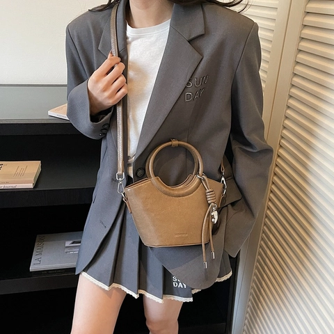 Women's PU Leather Bucket Bag Minimalist Circular Handle Shoulder Crossbody Bag With Metallic Heart Pendant Small Handbag For Daily