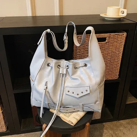 Borsa a Spalla da Donna in Stile Motociclista in Pelle PU Tote a Grande Capacità Con Rivetti Coulisse Punk Retrò Per Uso Quotidiano