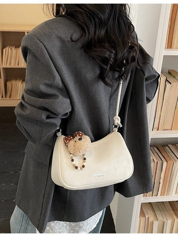Sac Bandoulière Hobo en Cuir PU pour Femmes Sac Demi-Lune Minimaliste Avec Bandoulière à Nœud Pendentif Ours en Peluche Sac Dumpling