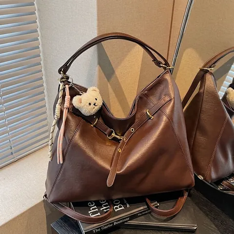 Sac Fourre-Tout Vintage en Cuir PU pour Femme Grande Capacité Sac à Épaule Décontracté Avec Charme d'Ours en Peluche