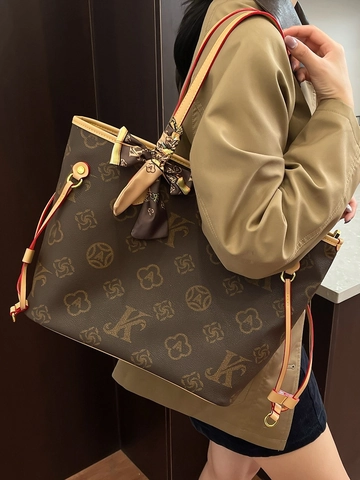 Vintage Monogram Tote Bag Grote Capaciteit Vrouwen Kunstleer Schoudertas Met Satijnen Sjaal Decor Woon-werkverkeer Dagelijks Handtas