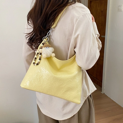 Borsa a Spalla in Pelle PU Pieghettata di Grande Capacità per Donna Borsa Hobo Retrò Sottobraccio Borsa Tote Daily Niche Con Pendente in Peluche