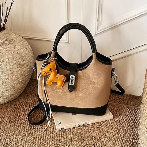 Borsa a Secchiello da Donna in Pelle PU Vintage Design a Contrasto Colore Con Ciondolo a Cavallo Tracolla Regolabile Borsa a Mano Moda