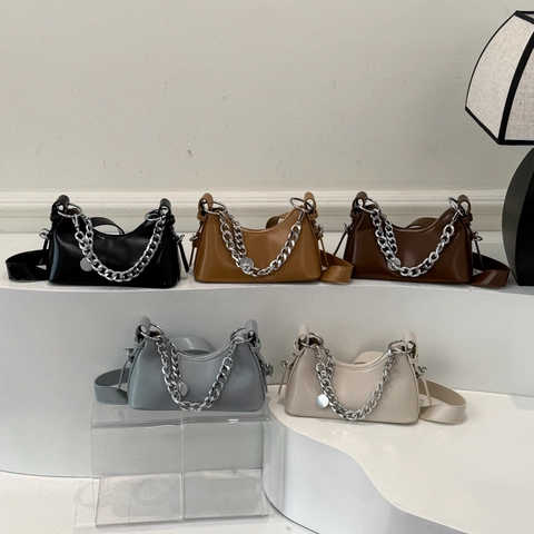 Minimalist Retro PU Leather Crescent Underarm Bag For Women Stylish Shoulder Bag With Silver Chain Detail Versatile Fashion Accessory