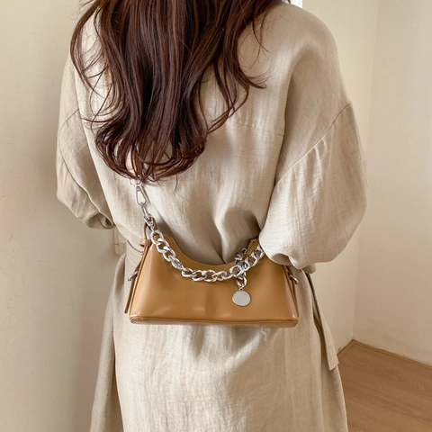 Minimalist Retro PU Leather Crescent Underarm Bag For Women Stylish Shoulder Bag With Silver Chain Detail Versatile Fashion Accessory