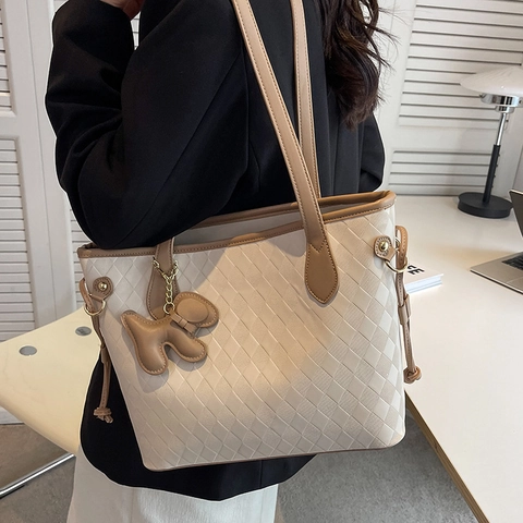 Damen Große Kapazität PU Leder Tote Bag Mode Gesteppt Gittermuster Schachbrettmuster Schultertasche Für Pendeln Schule Mit Tieranhänger