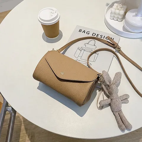 Dames Kiezelnerf PU-Leder Crossbodytas Enveloppeklep Kleine Vierkante Tas Met Gouden Gesp En Konijnenhanger