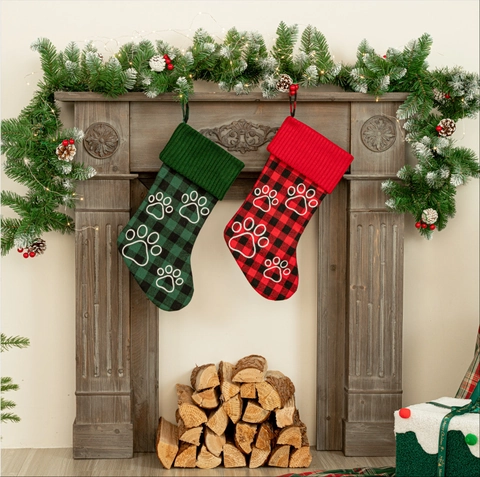 Buffalo Plaid Christmas Stocking With Pet Paw Print Design Polyester Knitted Hanging Sock For Christmas Party Decoration