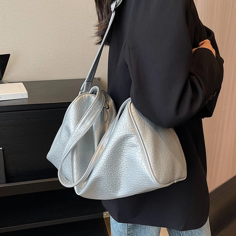 Grand Sac Oreiller en Cuir PU Motif Crocodile pour Femmes Sac en Bandoulière Métallique Tendance pour Trajet Quotidien