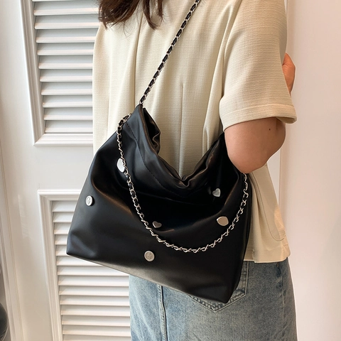Damen Große Kapazität PU Leder Umhängetasche Metall Herz Nieten Kette Schultertasche Street Fashion Hobo Tote Handtasche