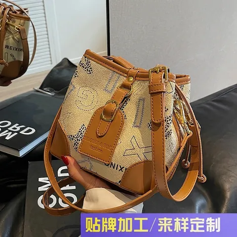 Borsa a Secchiello da Donna in Pelle PU con Stampa Leopardata Monogramma Retrò Borsa a Tracolla con Coulisse Moda Quotidiana